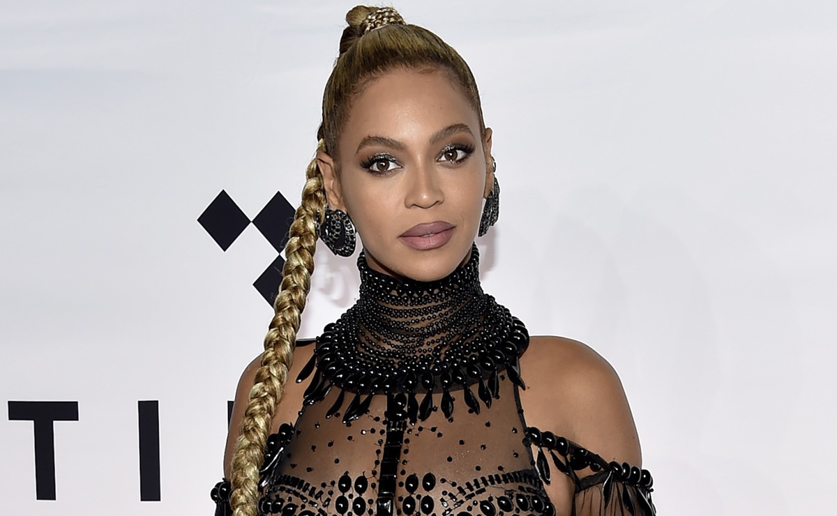 Beyoncé conquista Dubái con vestido de corsé y transparencias