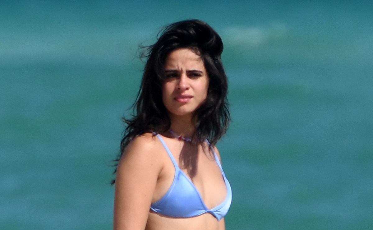Camila Cabello presume curvas con diminuto bikini en Miami Beach