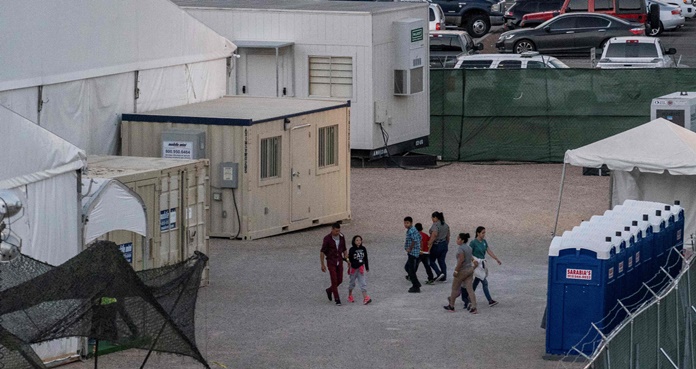 Niños migrantes detenidos en albergues temporales