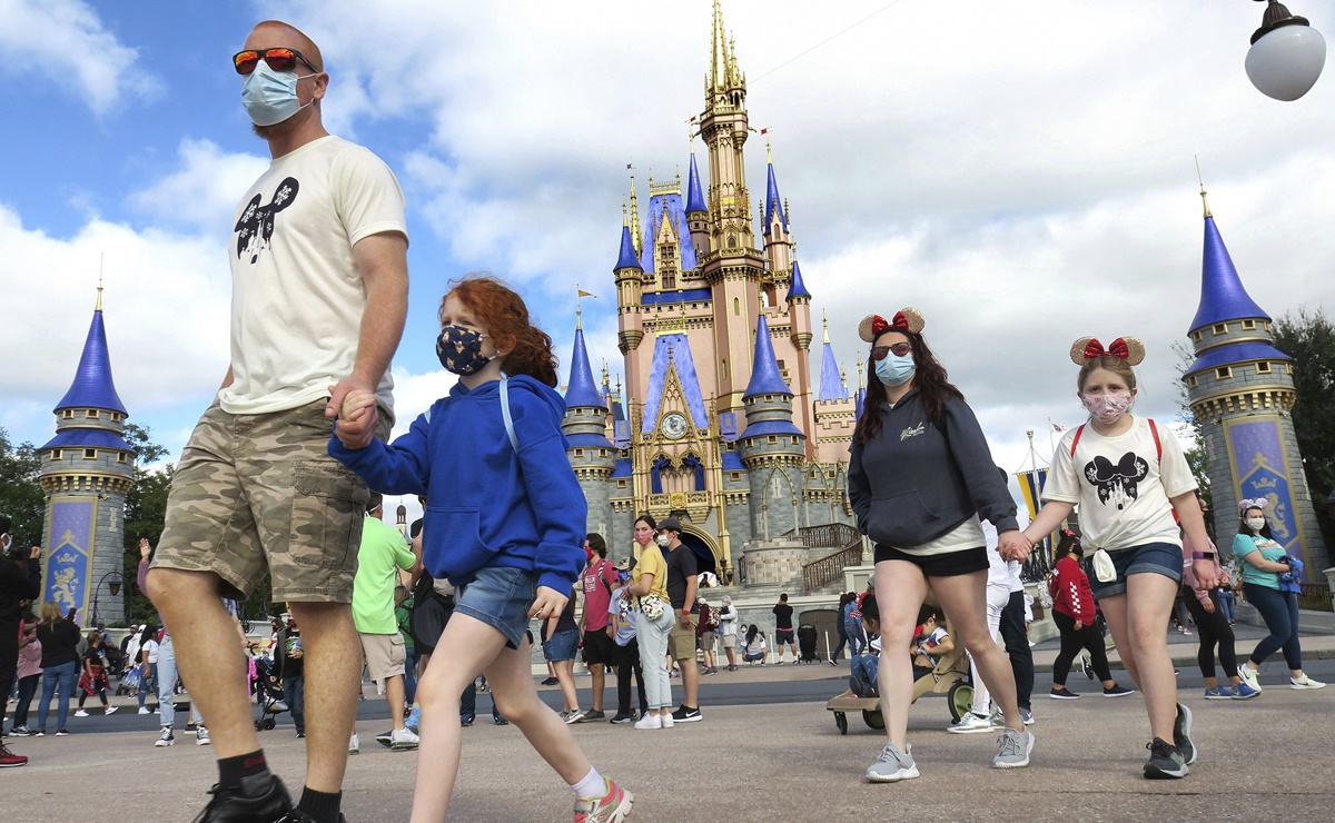 Disney World modifica política de uso de cubrebocas en restaurantes