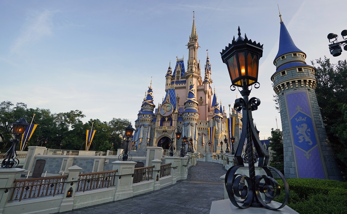 Vacaciones de pesadilla en Disney; roban auto y pertenencias a familia de visitantes