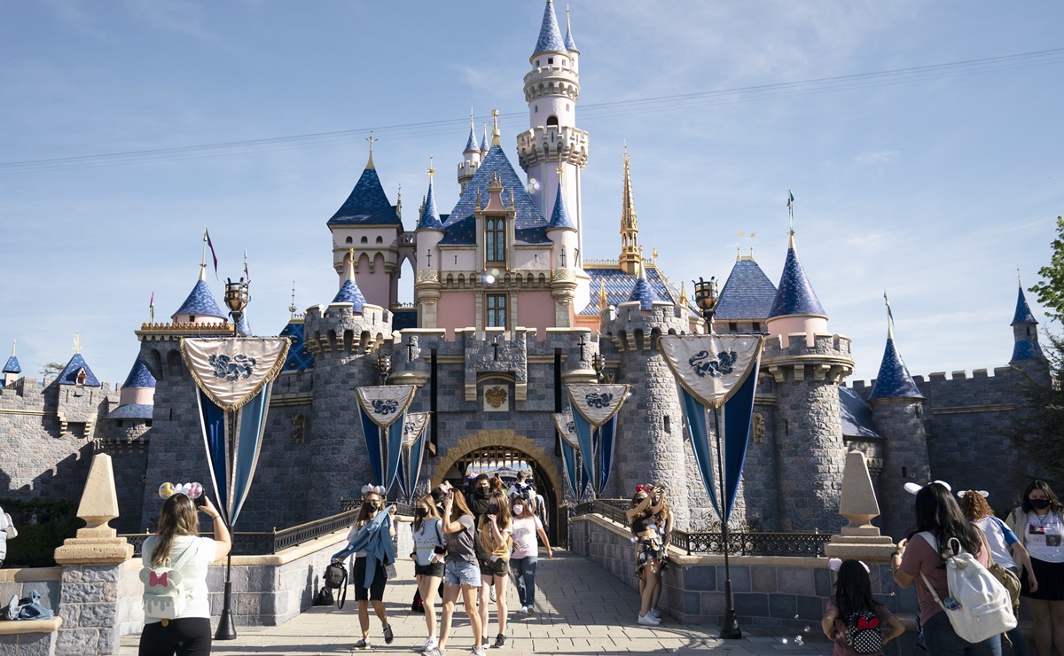 Disneyland abre vacante para enfermeros; paga más de $720 por hora