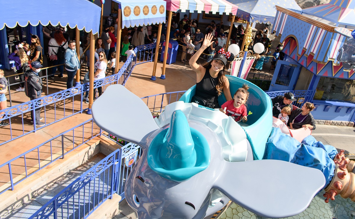 Eva Longoria y su hijo Santiago vacacionan en el parque Disneyland