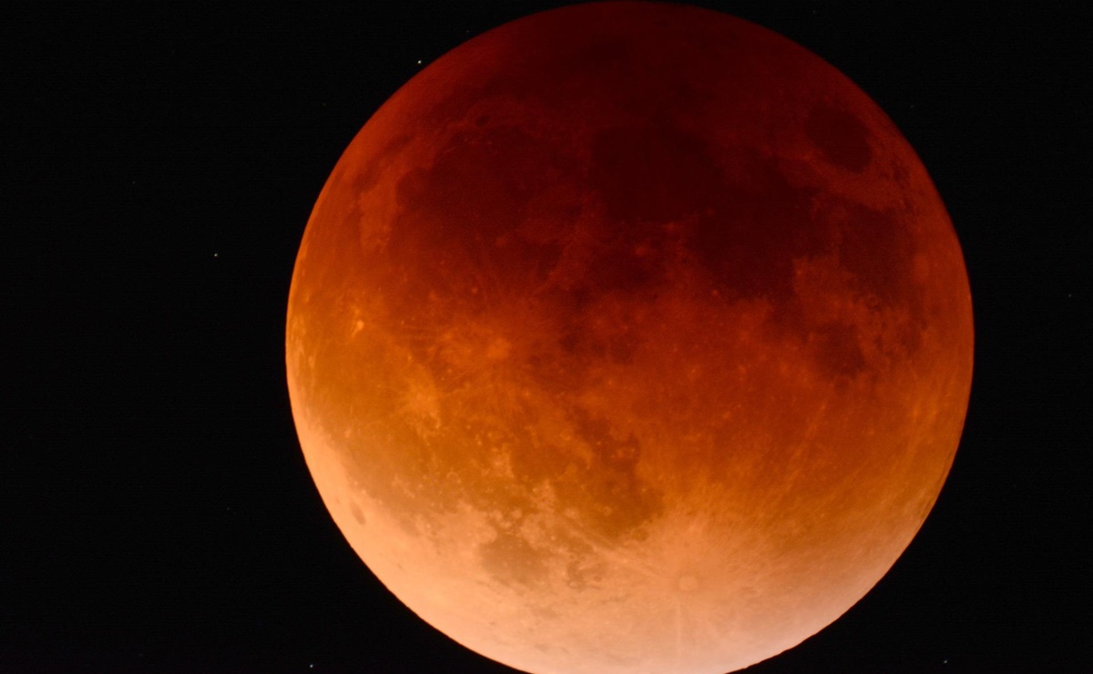 ¿Cuándo y cómo ver el eclipse lunar total y la Luna de Sangre de mayo 2022?