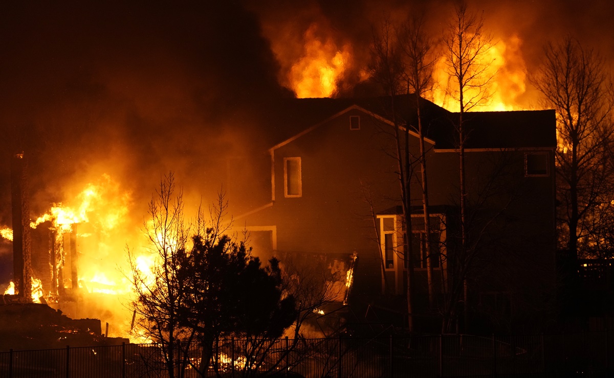 30,000 evacuados por incendios fuera de control en Colorado