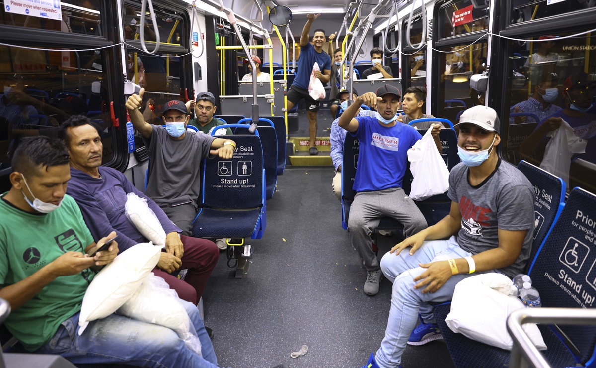 Chicago acoge a inmigrantes enviados en autobús por gobernador de Texas
