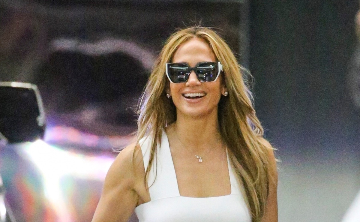 Jennifer Lopez cumple 52 años y celebra con elegante y lujoso look en LA