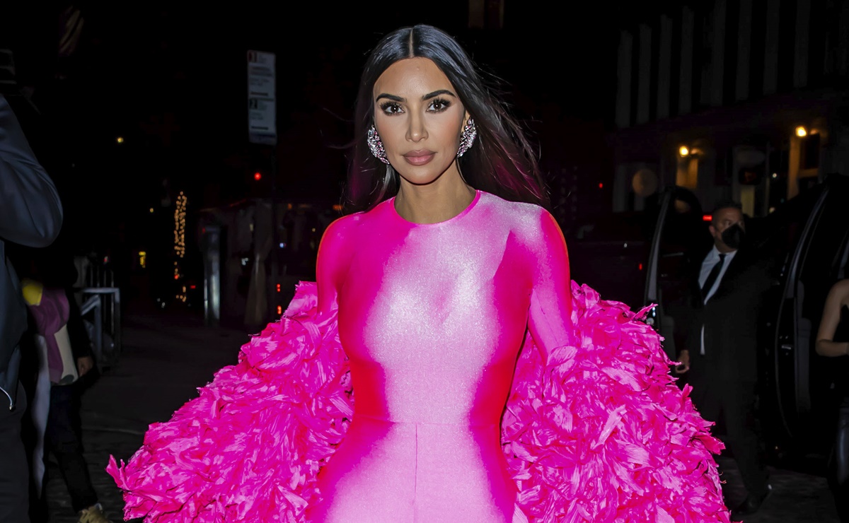 Kim Kardashian y el ajustado catsuit rosa con el que 'robó miradas'