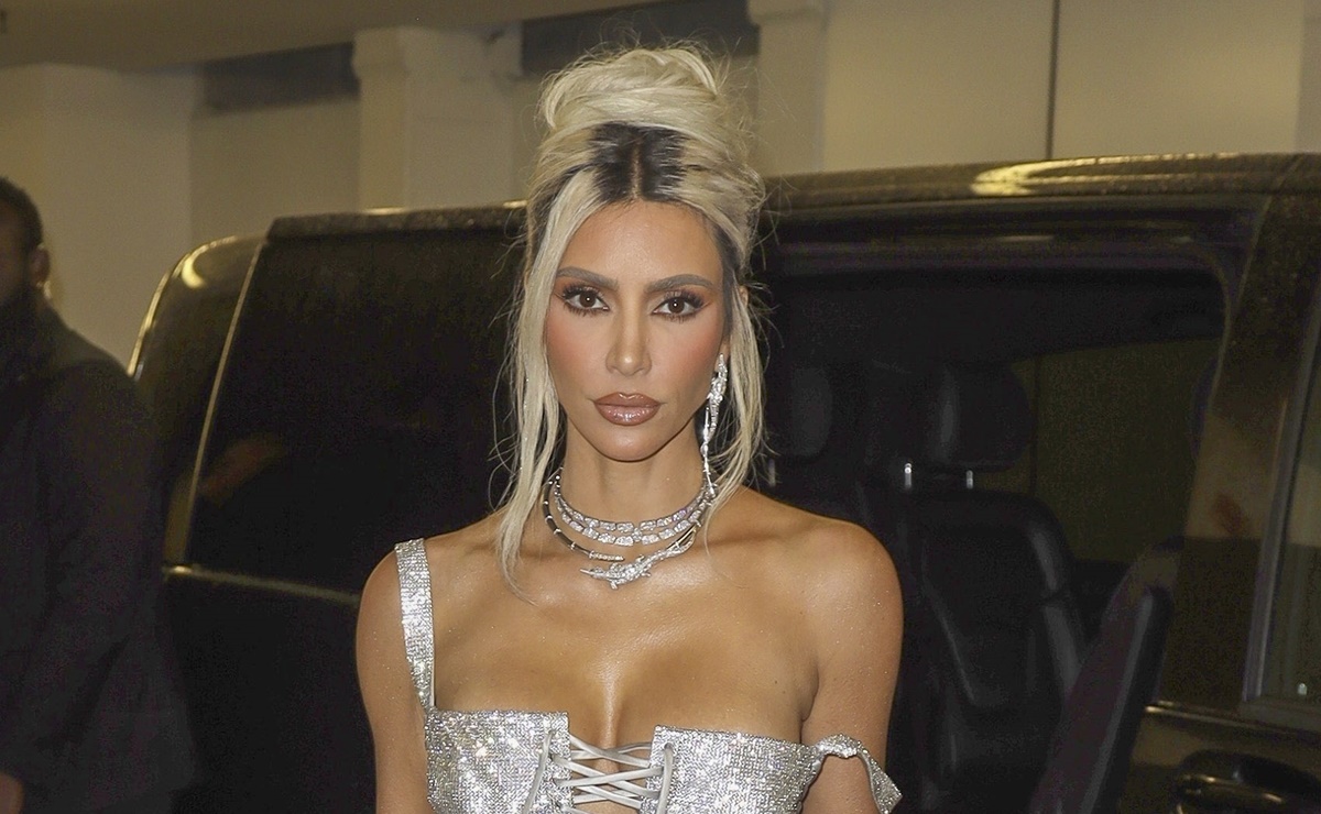 Kim Kardashian delinea su diminuta cintura con ajustado vestido de corsé en Milán