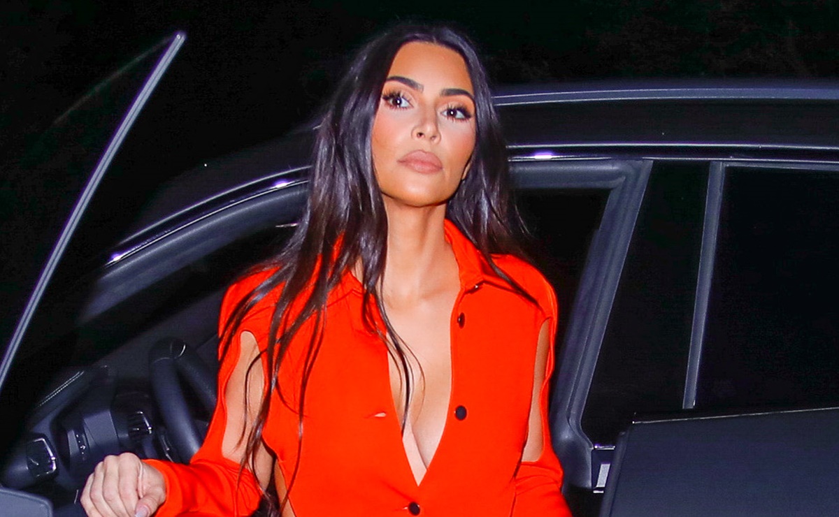 Kim Kardashian se luce en pantalón de cuero y top descubierto