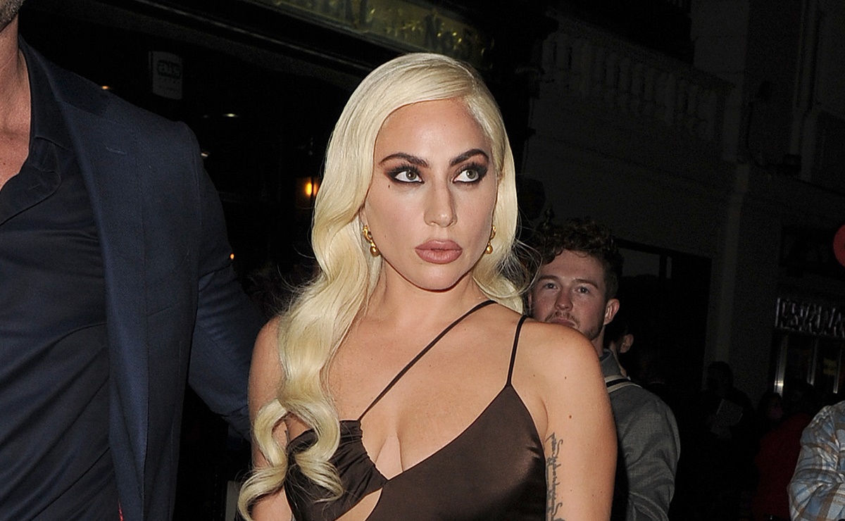 Lady Gaga se luce en atrevido vestido asimétrico en Londres