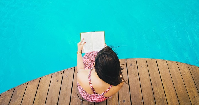 Hoteles de Florida ofrecen libros 'impermeables' para leer en piscinas
