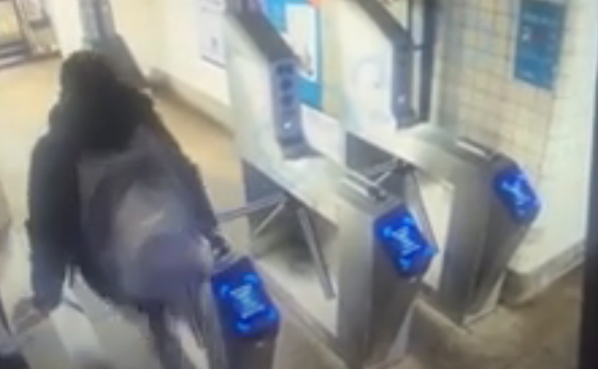 Hombre se rompe el cuello al saltar torniquetes de Metro de NY