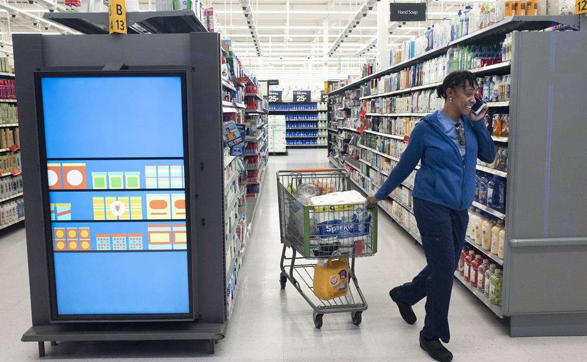 Arrestan a mujer por no escanear todos sus productos en autocobro de Walmart