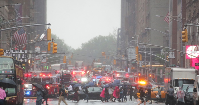 Al menos una persona murió este lunes al estrellarse un helicóptero en NY