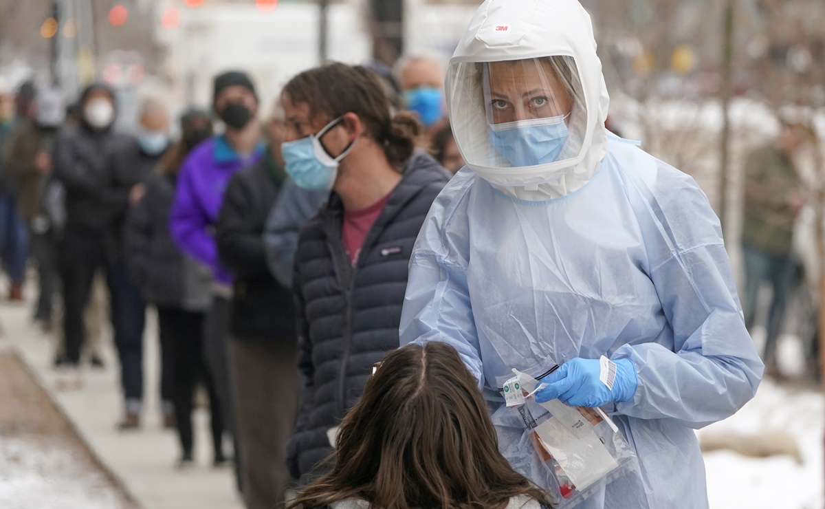 ¿Ómicron es la variante que marcará el fin de la pandemia?