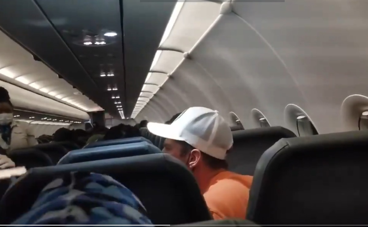 Video. Tripulación de avión ata con cinta a pasajero que agredió a azafatas