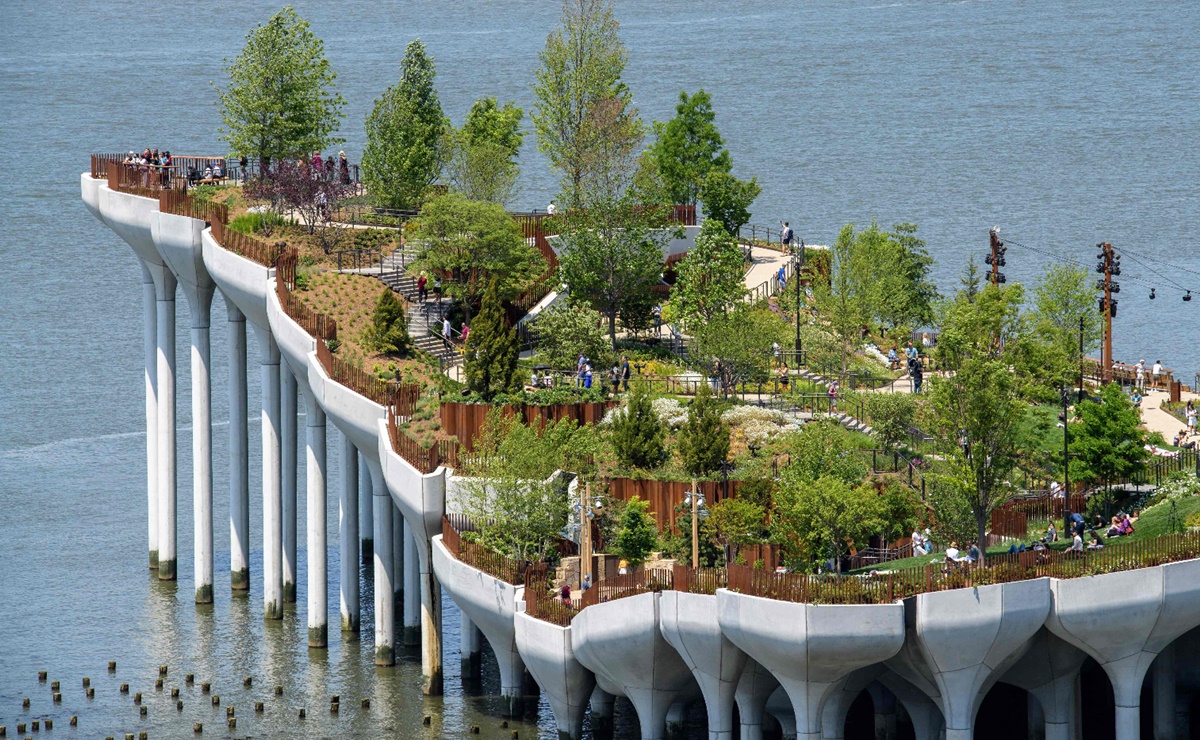 Manhattan estrena extravagante parque flotante en el río Hudson