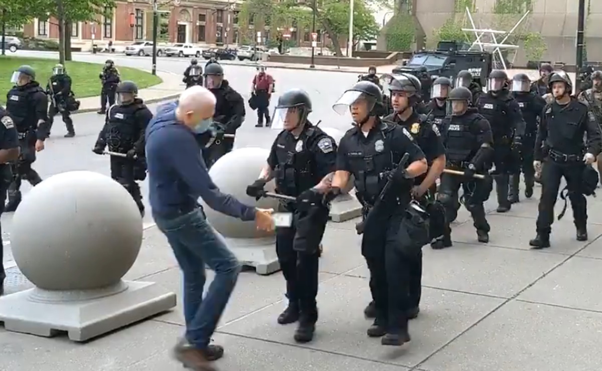 Policías de Buffalo empujan a manifestante de 75 años