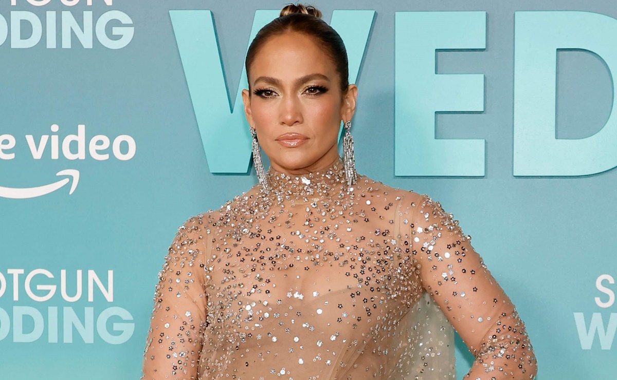 Jennifer Lopez impacta con vestido transparente y de lujo en Hollywood