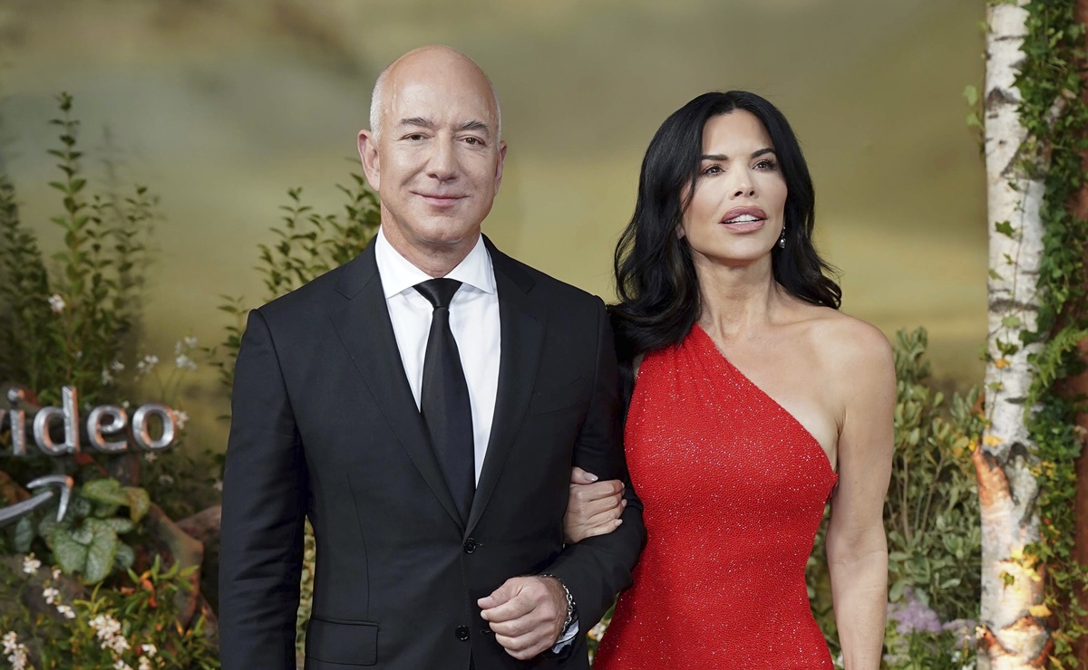 La novia de Jeff Bezos arrasa con vestido rojo y abierto en Londres
