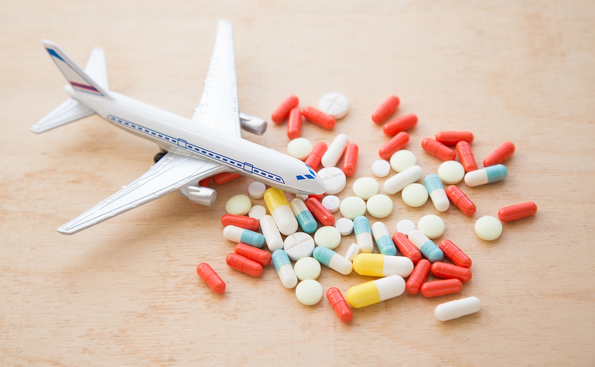 ¿Puedo viajar con medicamentos en el equipaje de mano del avión?