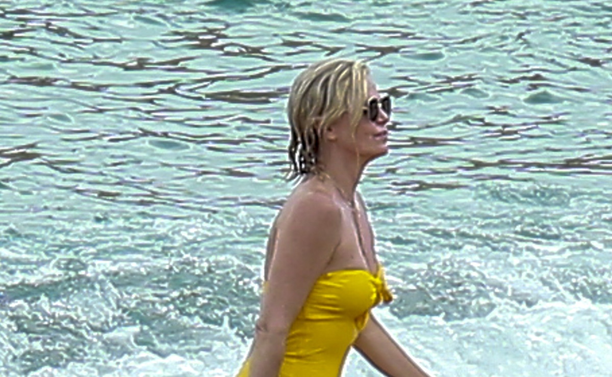 Charlize Theron impacta con traje de baño en vacaciones en México