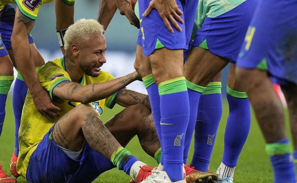 Neymar iguala a Pelé como máximo goleador de Brasil pero deja el Mundial entre lágrimas