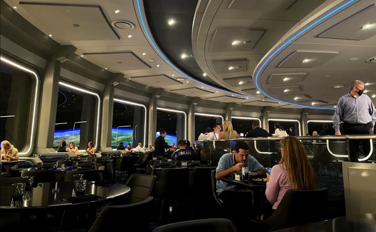 Space 220, el restaurante de Disney World para comer en el 'espacio'