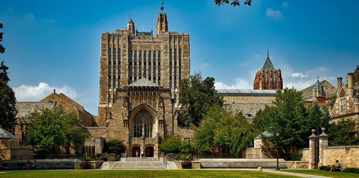 Universidad de Yale ofrece becas de verano para latinos de prepa