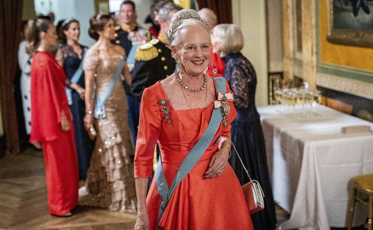 Reina de Dinamarca quita títulos reales a sus nietos y no se arrepiente