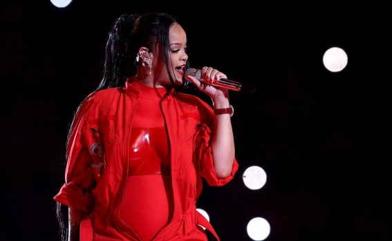 Rihanna revela su embarazo durante paseo con A$AP Rocky en Nueva York