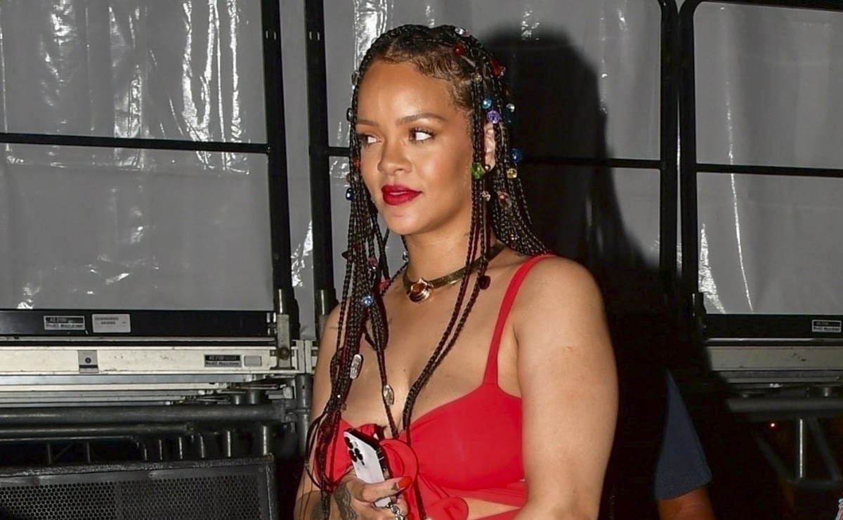 Rihanna conquista Barbados con minivestido de recortes al estilo braless