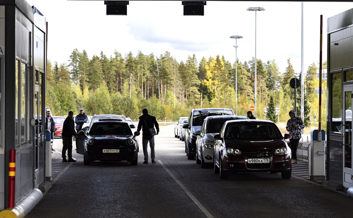 Finlandia cierra su frontera a los turistas rusos
