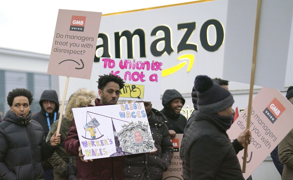 Empleados de Amazon van a la huelga por primera vez en el Reino Unido