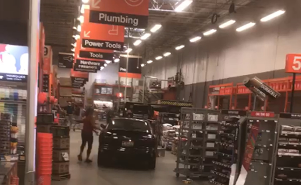 Mujer irrumpe con automóvil en Home Depot