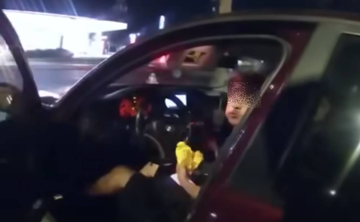 Arrestan a policía por disparar contra joven mientras comía en estacionamiento en Texas