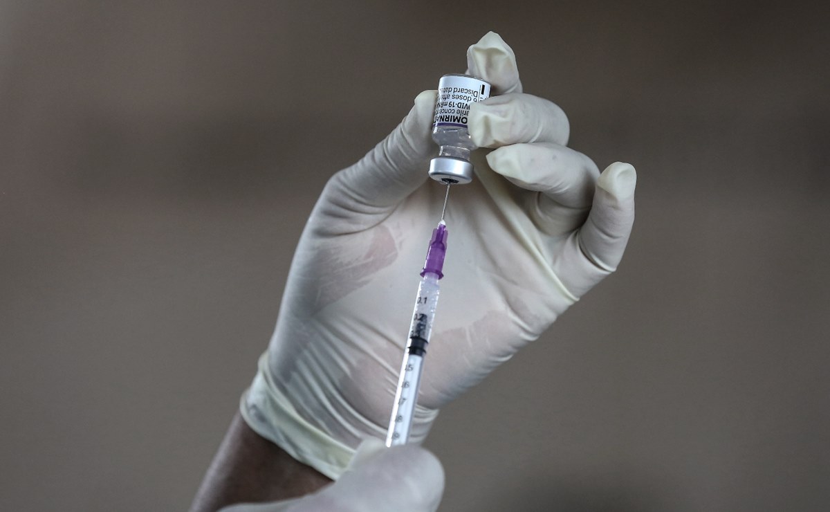 ¿Tercera dosis de vacuna puede combatir a ómicron? Esto dice Pfizer