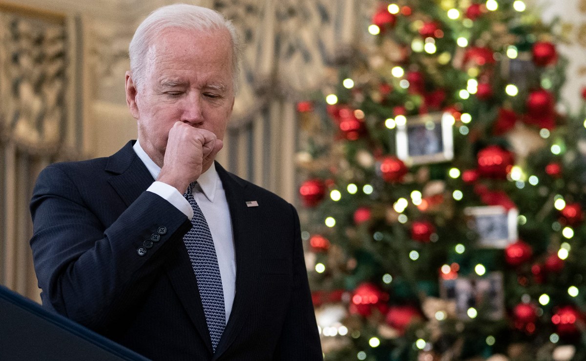 Con voz ronca, Biden asegura que solo tiene un “resfriado”