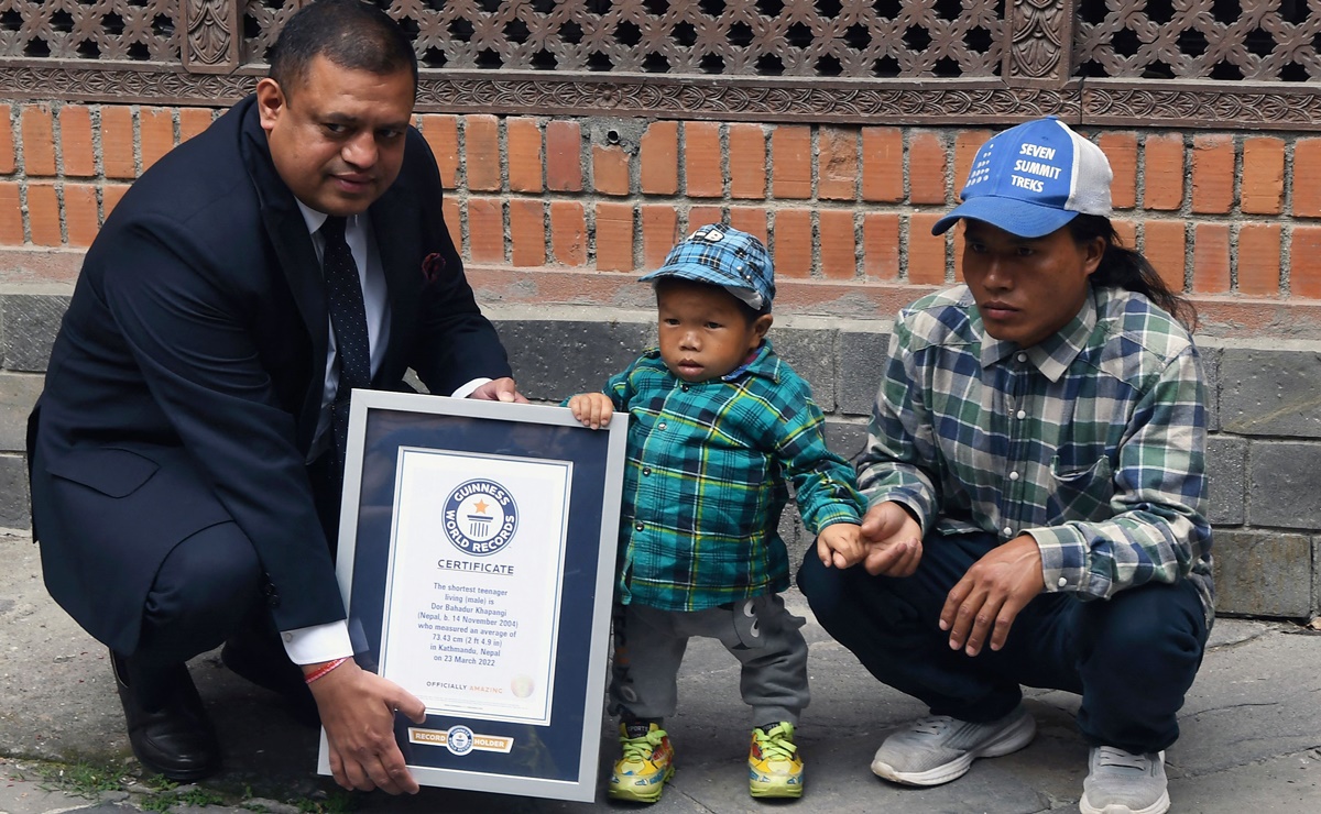 Récord Guinness: el adolescente más bajo del mundo vive en Nepal