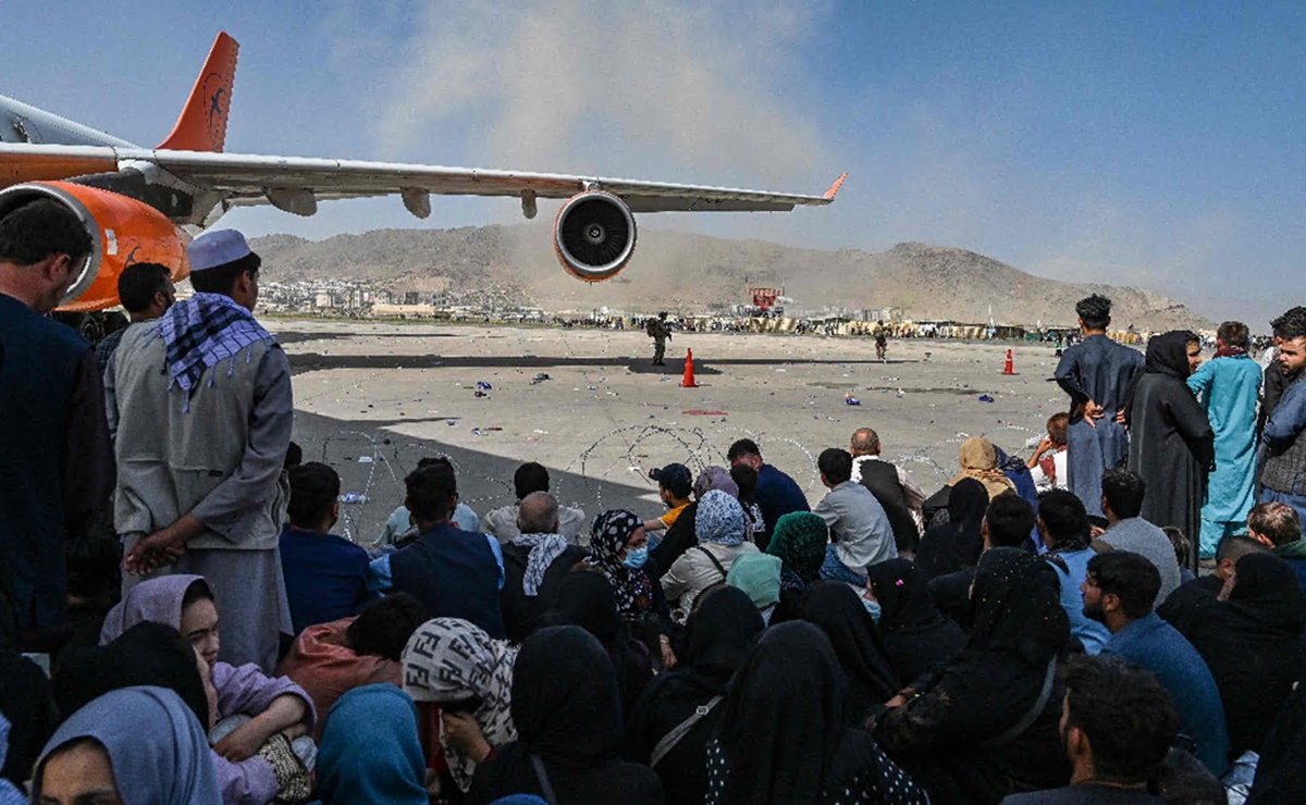 Videos. Desesperación y caos en aeropuerto de Kabul; intentan huir de talibanes