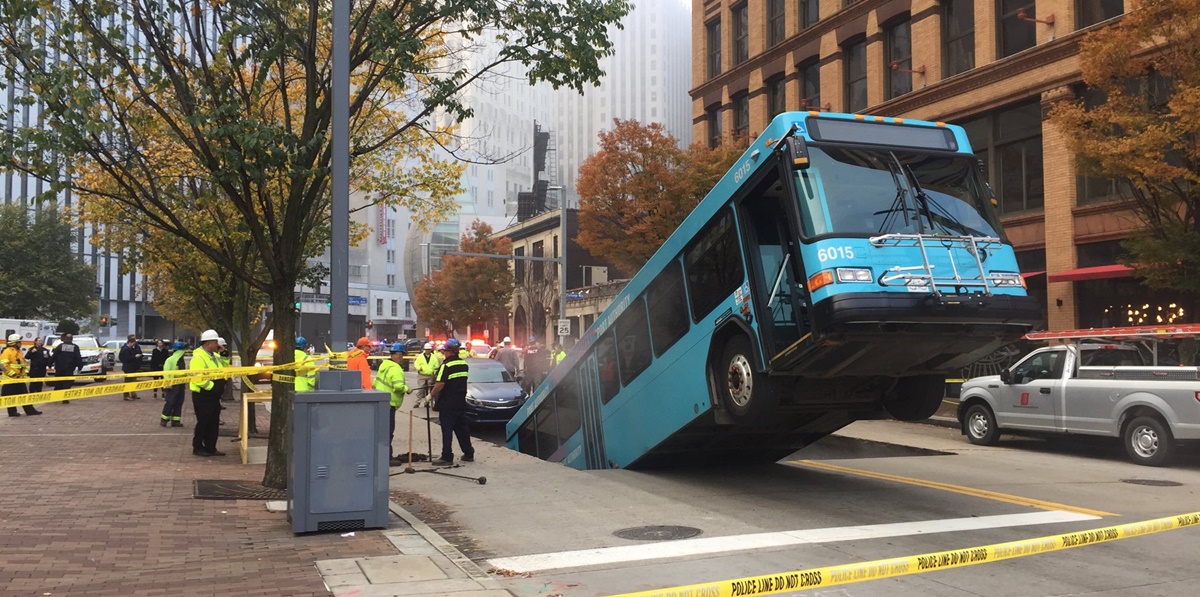 Autobús queda atrapado en socavón de Pittsburgh