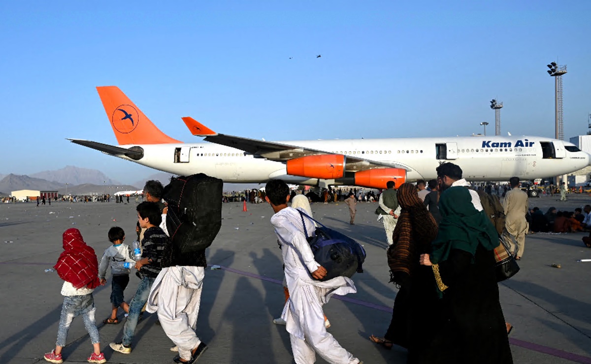 Todos los vuelos militares y civiles suspendidos en el aeropuerto de Kabul