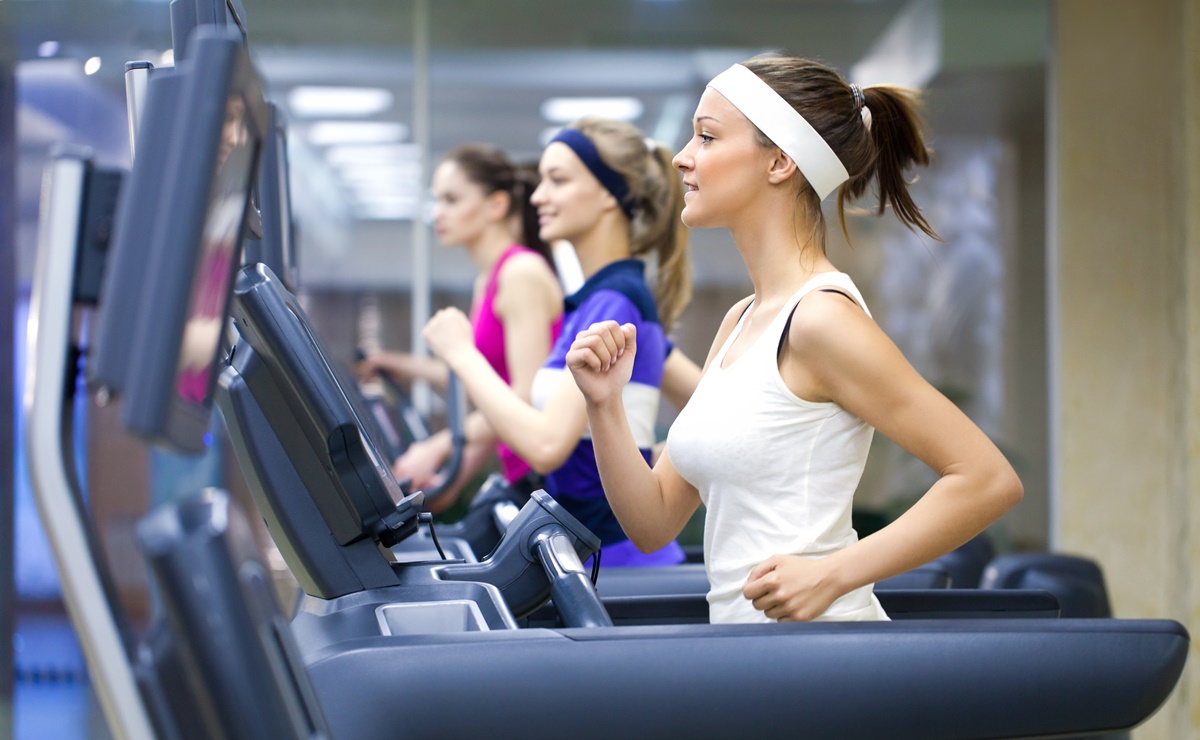¿Es mejor hacer ejercicio cardio o pesas? Esto dice Harvard