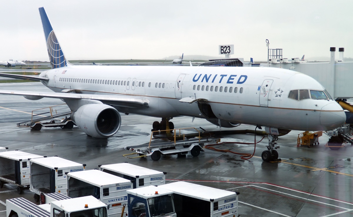 United Airlines despedirá a casi 600 trabajadores por negarse a vacunarse