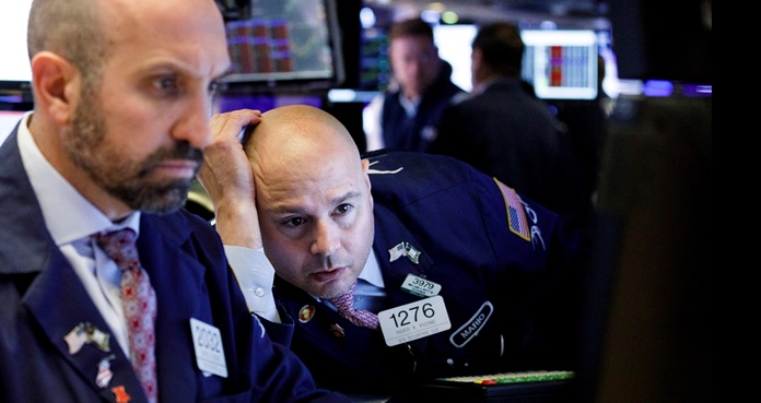 arios trabajadores operan en la Bolsa de Nueva York (EE.UU.). Wall Street abrió este lunes con pérdidas