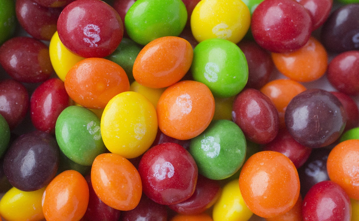 Alertan por contaminación en dulces “Skittles” y “Salvavidas”