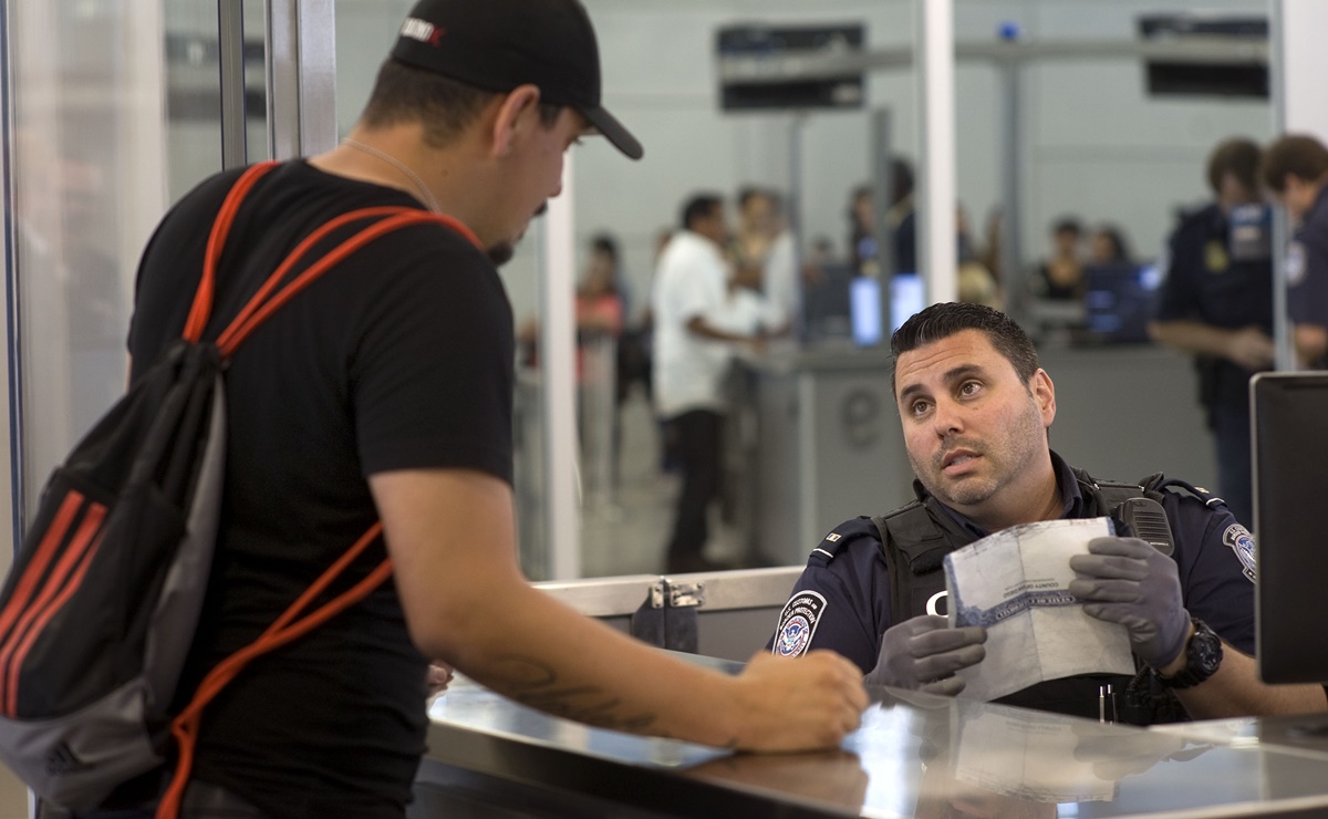 5 cosas que debes evitar ante un oficial de aduanas (CBP) de Estados Unidos