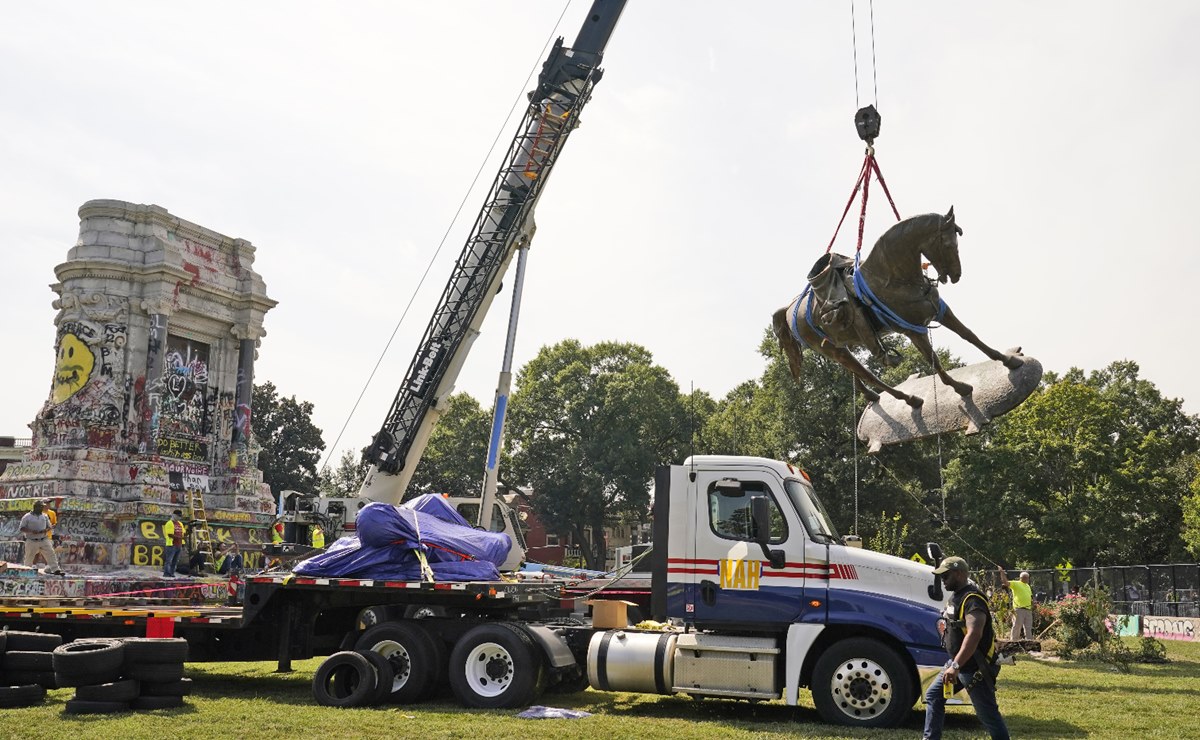 Retiran la controvertida estatua del general confederado Lee de Virginia (video)