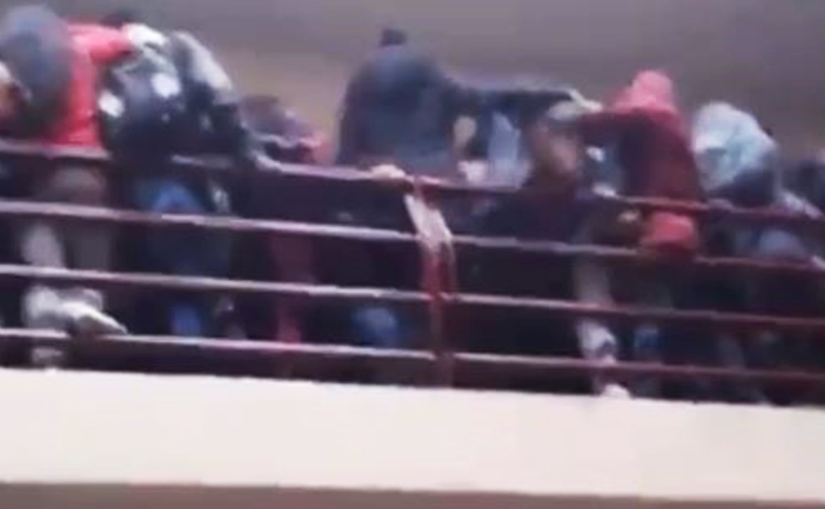Video. Se rompe barandal y caen alumnos de un cuarto piso; hay 7 muertos
